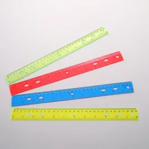 Juego de 4 reglas de plástico de 30 cm de colores con escalas y agujeros para estudiantes