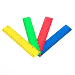 Détail de quatre règles en plastique coloré de 15 cm en jaune vert rouge et bleu