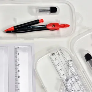 Nahaufnahme des 7-teiligen Geometrie-Sets für Schüler mit Zirkel und Linealen.