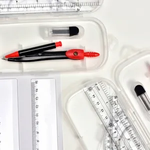 Nahaufnahme des Geometrie-Sets mit Zirkel, Linealen und Winkelmesser im Etui