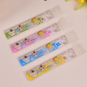 Vue détaillée de quatre règles en plastique colorées avec motifs d'ours et graduation de 15 cm.
