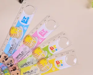 Gros plan de quatre règles en plastique de 15 cm avec motifs d'ours et de miel mignons