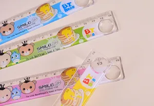 Vue détaillée de règles en plastique de 15 cm avec motifs mignons d'ours et de crêpes