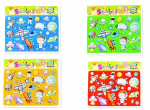 Set aus vier bunten Weltraum-Zeichenschablonen für Kinder in Blau Grün Gelb Rot
