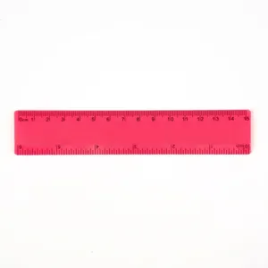 Vue détaillée d'une règle en plastique rose de 15 cm avec échelles métriques