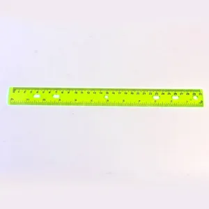 Détail d'une règle en plastique vert néon de 30 cm avec un design creux à 6 trous