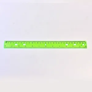 Vue détaillée d'une règle en plastique vert transparent de 30 cm à 6 trous