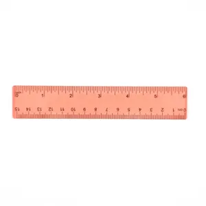 Detailaufnahme eines 15 cm langen, orangefarbenen, transparenten Lineals mit Skalen