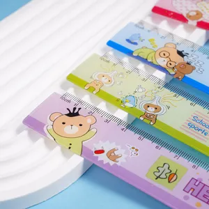 Gros plan de diverses règles en plastique colorées avec dessins animés pour l'école