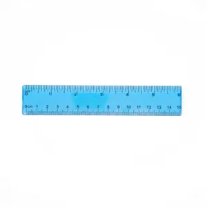Detailansicht eines 15cm blauen transparenten Kunststofflineals mit cm- und Zoll-Skala