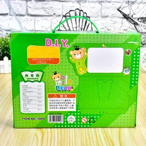 Set regalo cancelleria DIY per bambini con astuccio, temperamatite, gomma e penne colorate.