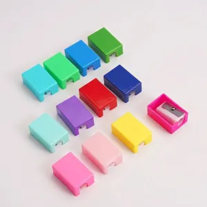 Assortimento colorato di mini temperamatite rettangolari per scuola e ufficio