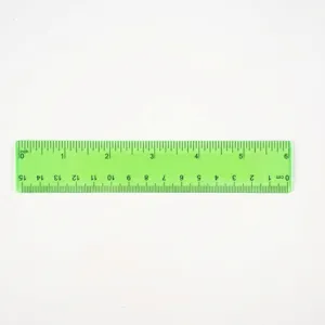 Detailansicht eines grünen transparenten 15-cm-Lineals mit cm- und Zoll-Skalen