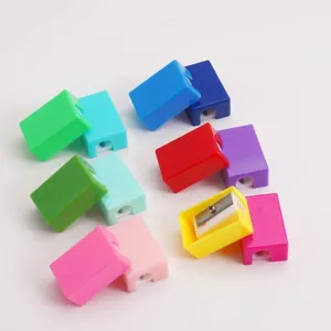 Dettaglio di temperamatite manuali quadrati in plastica in vari colori vivaci