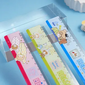 Gros plan de règles en plastique de 15 cm colorées avec d'adorables oursons pour écoliers