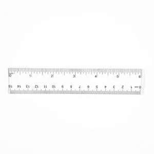 Detaillierte Makroansicht eines transparenten 15-cm-Lineals mit metrischen und Zoll-Skalen