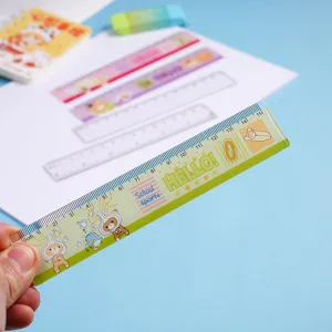 Gros plan d'une règle en plastique transparent de 15 cm avec d'adorables oursons animés