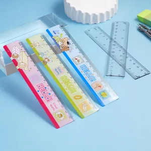 Détail de règles en plastique de 15 cm avec impressions de dessins animés