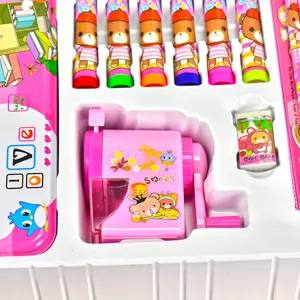 Nahaufnahme von rosa Anspitzer und Bärenradiergummi im Kinder-Schreibwarenset