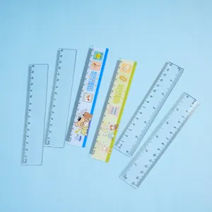 Détail de règles en plastique transparent de 15 cm avec motifs de dessins animés