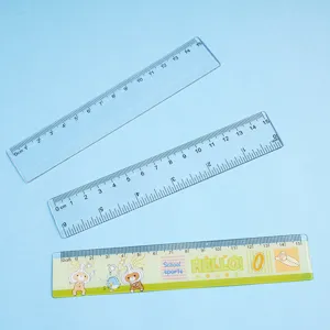 Vue rapprochée de trois règles en plastique transparent de 15 cm avec différentes échelles