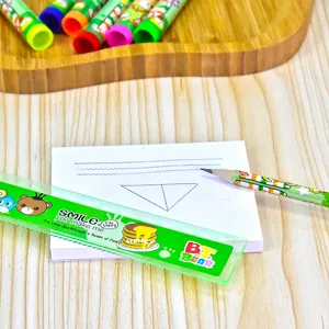 Detailansicht eines grünen Zeichentrick-Lineals und Bleistifts für Kinder im Schulset