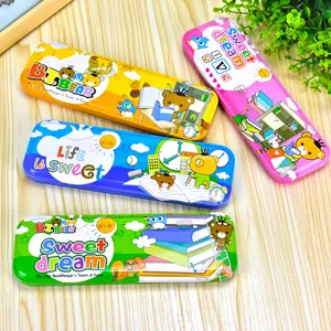 Detailansicht bunter Blechmäppchen mit niedlichen Cartoon-Bären- und Pinguin-Motiven