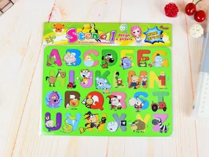 Detailansicht einer grünen Alphabet-Schablone für Kinder mit süßen Comic-Figuren bei jedem Buchstaben