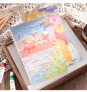 Detalle de cuadernos de espiral A5 con portadas de pintura al óleo
