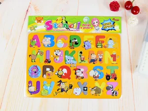 Detailansicht der Zeichenschablone für Kinder mit Alphabet und Cartoon-Figuren