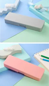 Estuches minimalistas de plástico PP en tonos macaron, rosa y gris en escenas de uso.