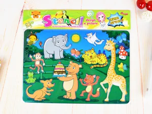 Detailansicht einer bunten Tierzeichenschablone für Kinder mit Elefanten und Giraffen