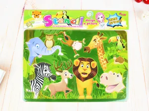 Detailansicht der Kunststoff-Zeichenschablone für Kinder mit bunten Wildtiermotiven.