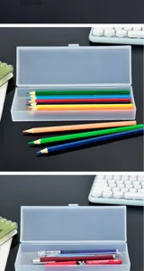 Primer plano de estuche de plástico esmerilado transparente con capacidad interna