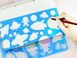 Blaue Zeichenschablone für Kinder mit Weltraum-Motiven wie UFOs und kleinen Raketen