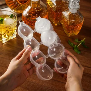 Nahaufnahme einer klaren 4-Loch runden Whiskey Eiskugelform mit gefrorenen Eiskugeln
