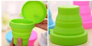 Gobelet de voyage pliable en silicone vert avec couvercle, positions ouverte et fermée