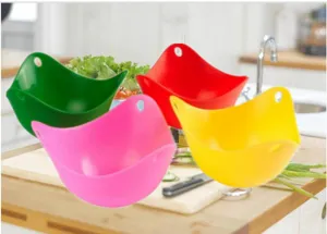 Buntes 4er-Set Silikon-Eierwilderer für Mikrowelle und Herd in der modernen Küche.