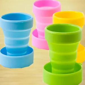 Vue détaillée de tasses en silicone pliables colorées en bleu, rose, jaune et vert