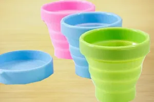 Trois gobelets pliables en silicone colorés avec couvercle pour voyage et plein air.