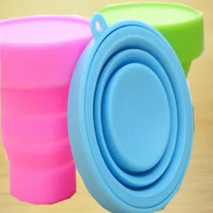 Détail macro d'une tasse de voyage en silicone pliable montrant les états déplié et replié
