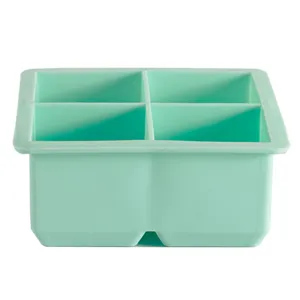 Vista lateral de una bandeja de silicona verde menta para 4 cubitos de hielo grandes