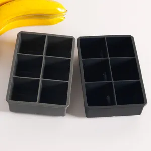 Detalle de dos moldes grandes de silicona para cubitos de hielo de 6 cavidades