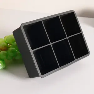 Primer plano de una bandeja de silicona negra grande para 6 cubitos de hielo cuadrados