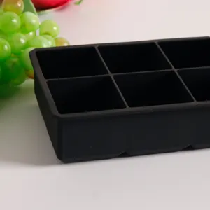 Vista detallada de un molde de silicona negra para cubitos de hielo cuadrados grandes y mate