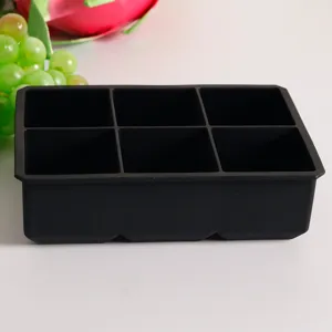 Detalle de una bandeja de silicona negra con 6 cavidades para cubos de hielo cuadrados grandes