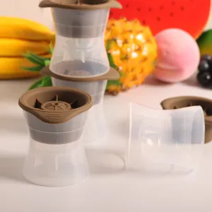 Detalle de moldes de silicona para bolas de hielo de whisky con fondo de frutas
