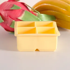 Vista detallada del molde de silicona amarillo de 4 cavidades para cubitos de hielo