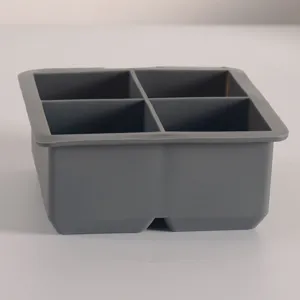 Primer plano de un molde de silicona gris de 4 cavidades para cubitos de hielo grandes