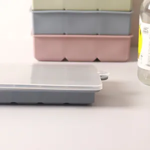 Detalle de un molde grande de silicona para 4 cubitos de hielo con tapa transparente segura